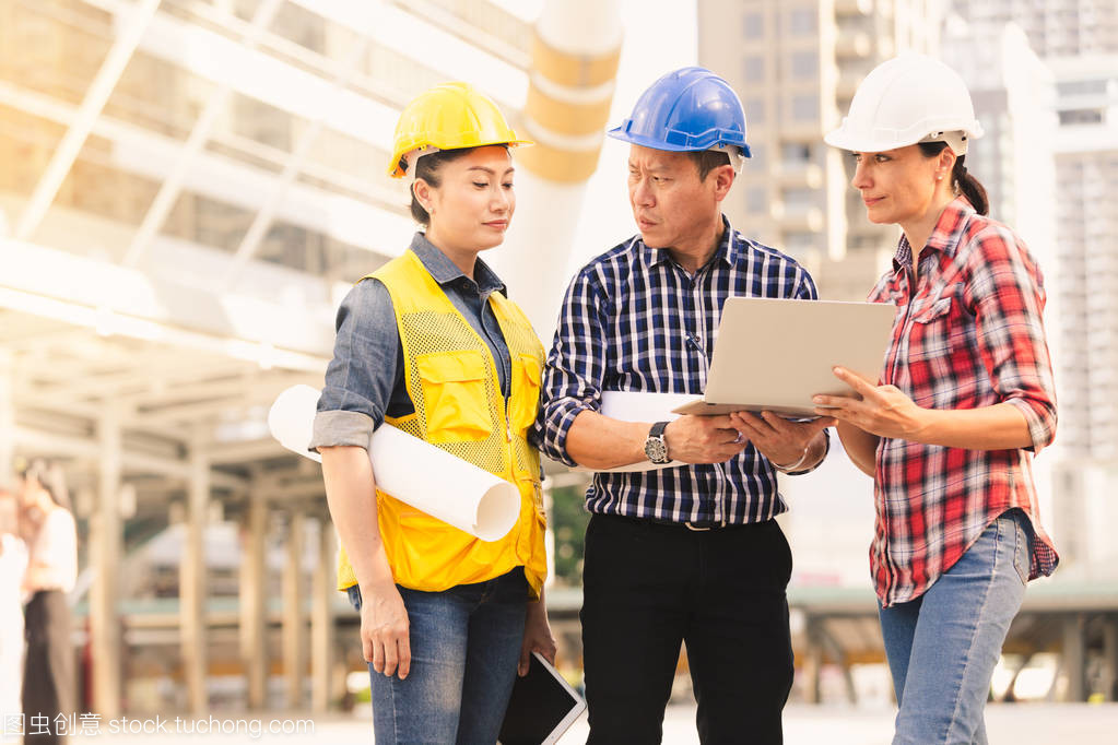 工程师技术人和妇女在城市笔记本计划建筑建设中的应用